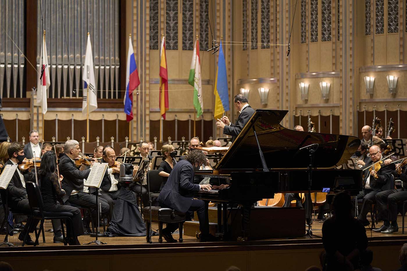 The Cleveland Orchestra with conductor Jahja Ling and Martín García García, winner of the 2021 Cleveland International Piano Competition
Photo by Roger Mastroianni